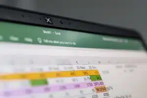 tela de notebook mostrando parte de uma planilha do excel