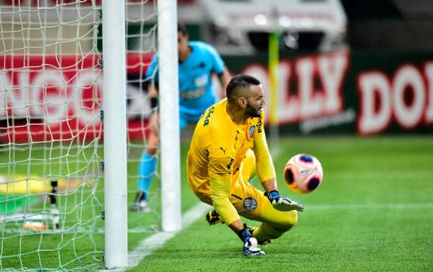 Goleiro Weverton do Palmeiras, em frente ao gol, fazendo uma defesa durante uma partida