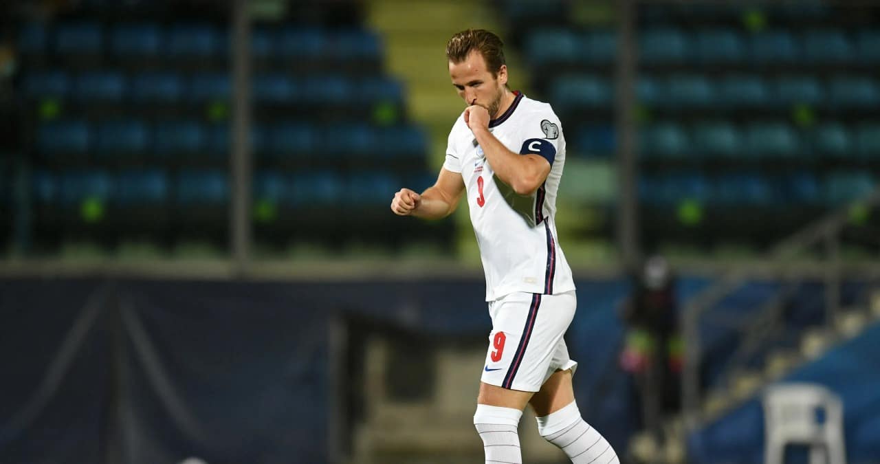 Harry Kane, jogador da Inglaterra e artilheiro da Copa do Mundo da Rússia em 2018, sozinho em campo de futebol, se movimentando, enquanto beija a aliança no dedo de sua mão esquerda