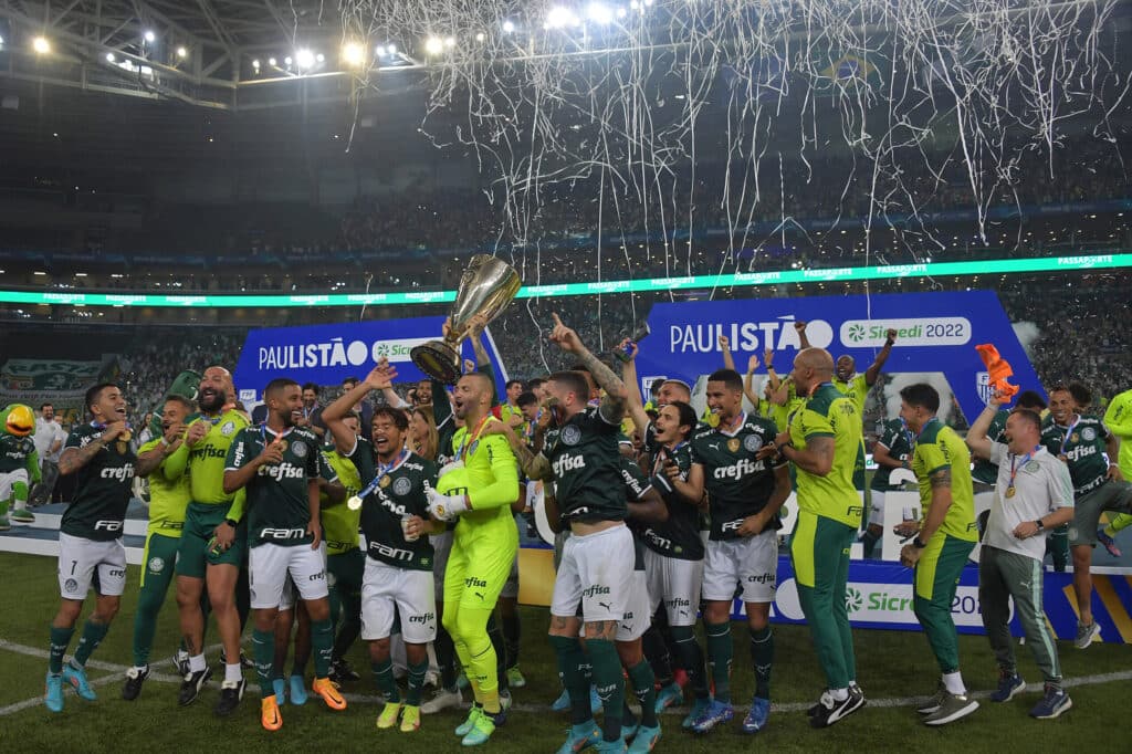 Elenco do Palmeiras recebendo a taça do Campeonato Paulista de 2022 e comemorando