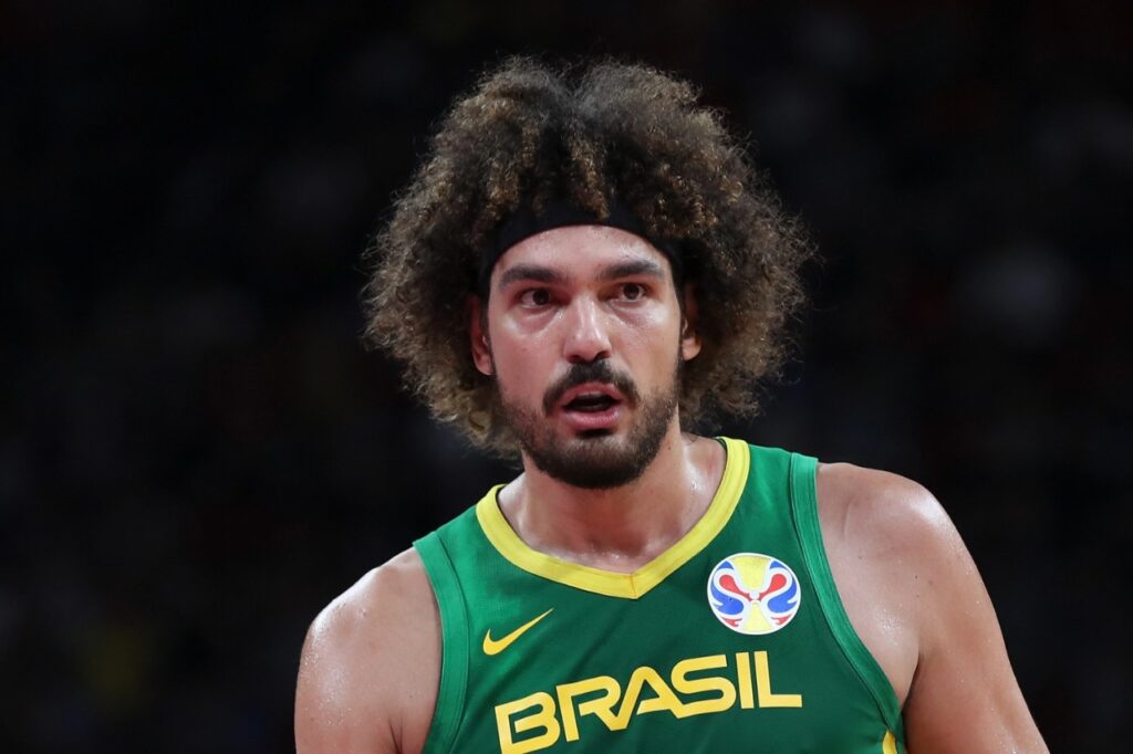 Anderson Varejão, jogador de basquete, em close médio, vestindo camisa verde da Seleção Brasileira de Basquete.