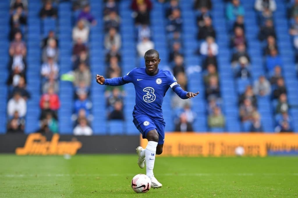 O meio-campista N'golo Kanté, um dos jogadores que fazem a função box-to-box, do Chelsea, dominando a bola no pé, no gramado