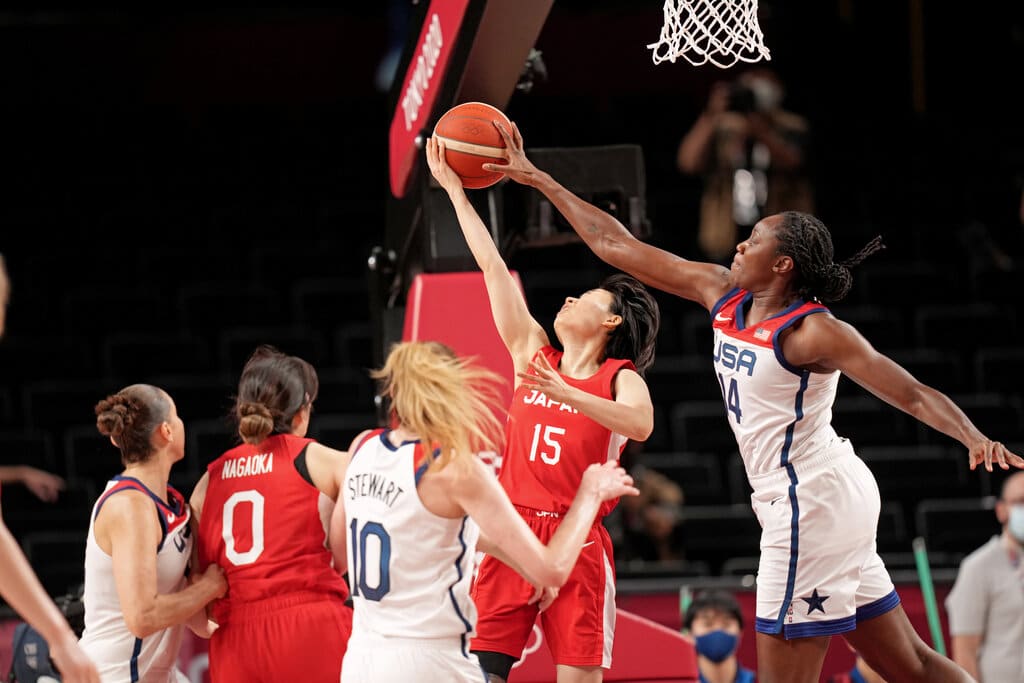 Jogadoras de basquete durante uma partida