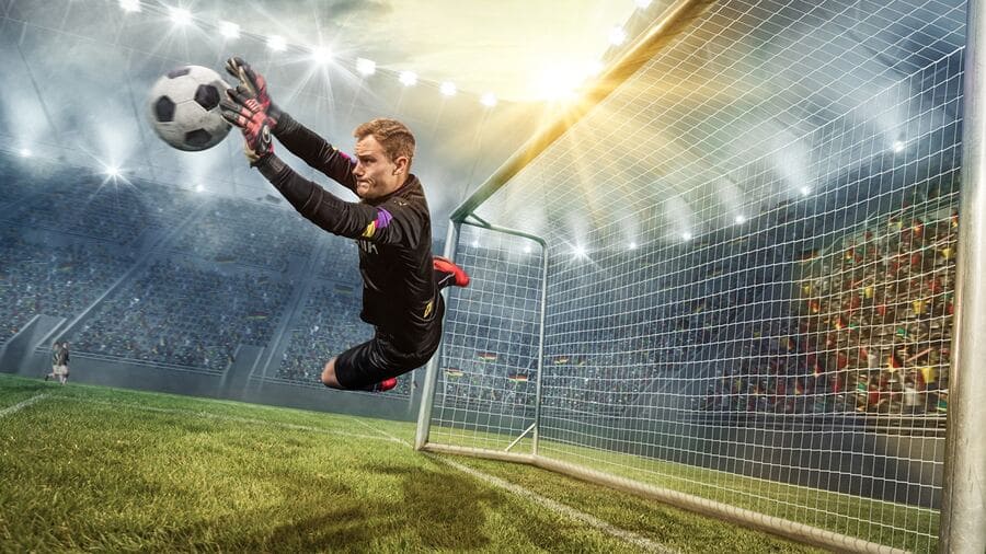 goleiro defendendo bola