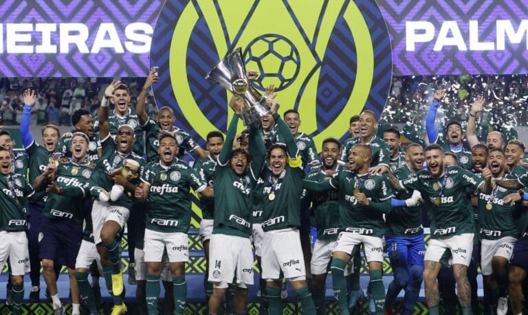 time palmeiras levantando taça