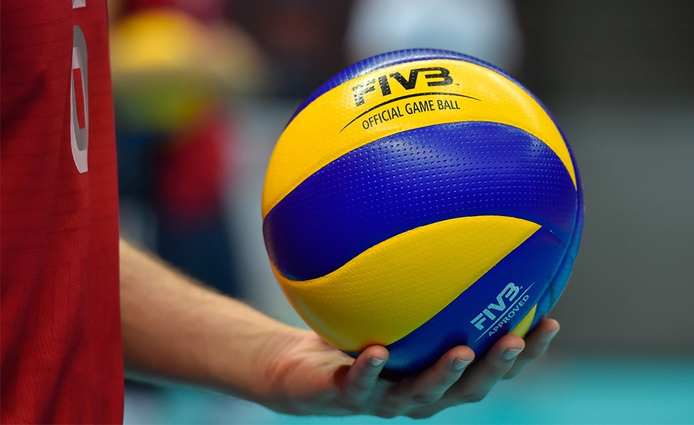 Jogador de voleibol segurando uma bola durante uma competição de vôlei