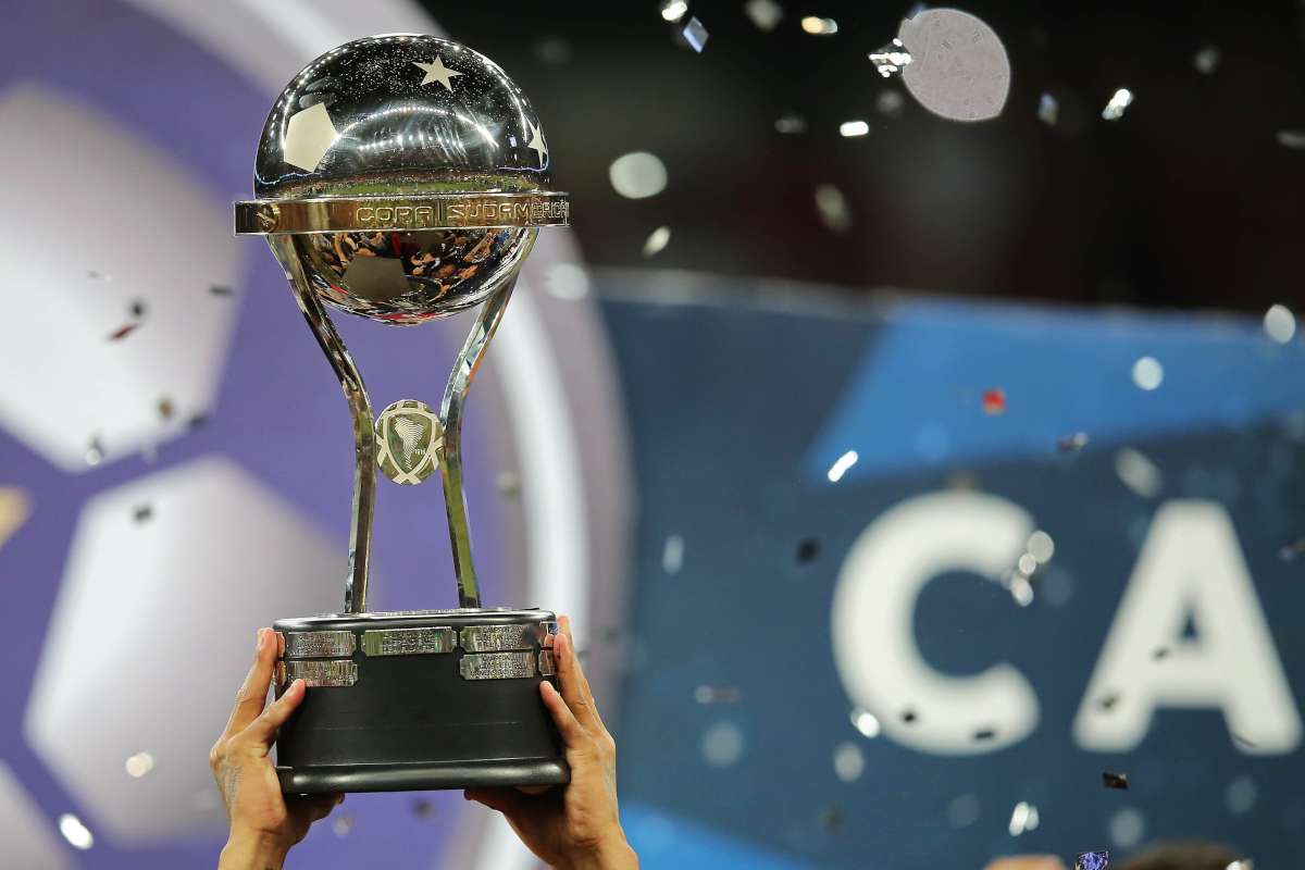 Taça da Copa Sul-Americana erguida