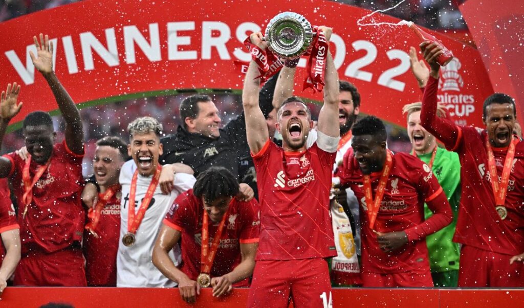 Time de Liverpool levantando a taça de campeão da Copa da Inglaterra 2022