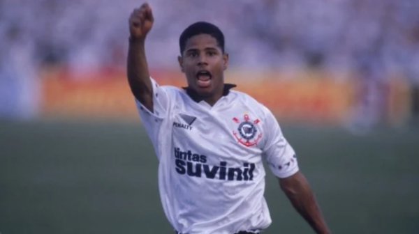 Jogadores com mais gols de falta na história