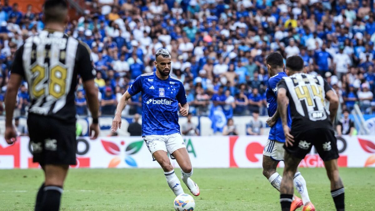 Jogadores de Galo e Cruzeiro em uma disputa de bola