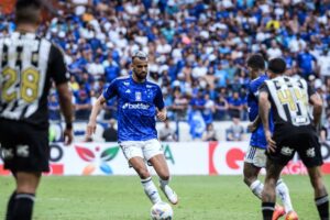 Jogadores de Galo e Cruzeiro em uma disputa de bola
