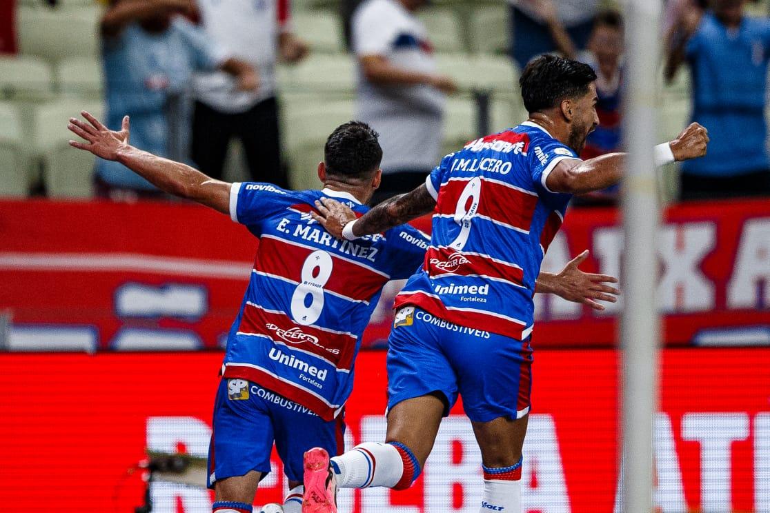 Comemoração de gol com dois jogadores do Fortaleza