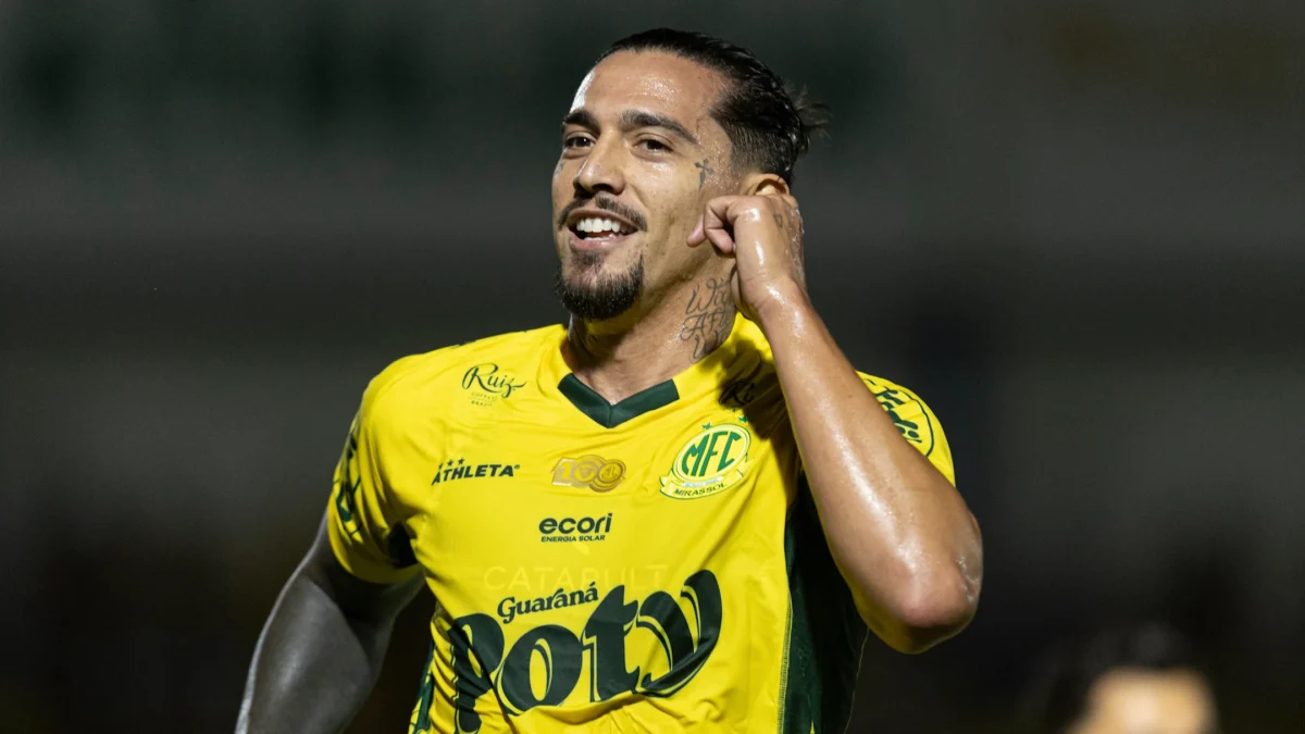 Jogador do Mirassol atuando pelo Brasileirão Série A