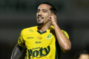 Jogador do Mirassol atuando pelo Brasileirão Série A
