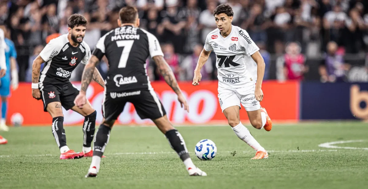 Jogadores de Santos e Corinthians em uma disputa de bola