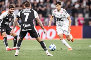 Jogadores de Santos e Corinthians em uma disputa de bola